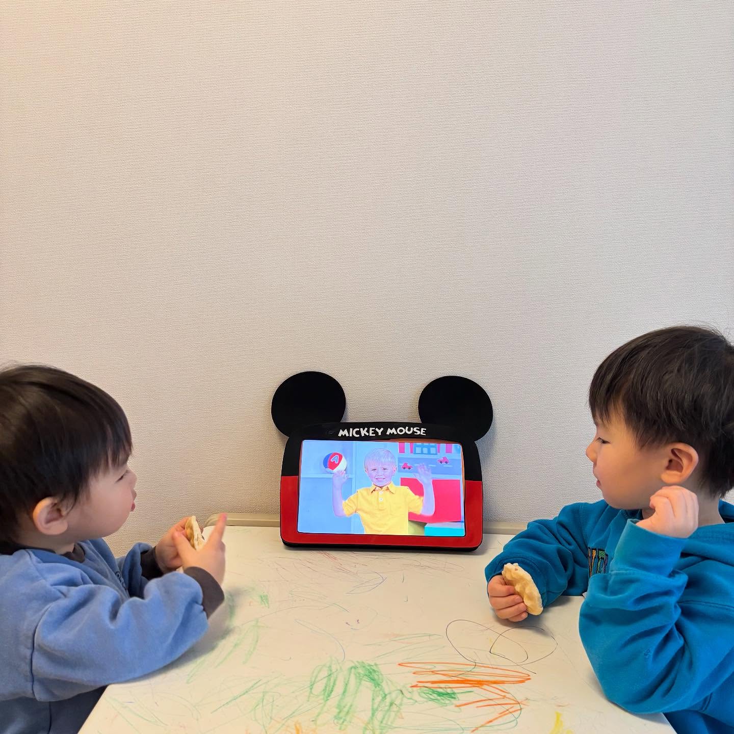 今、この瞬間、ディズニー英語システムを楽しんでいるお友達｜【公式 