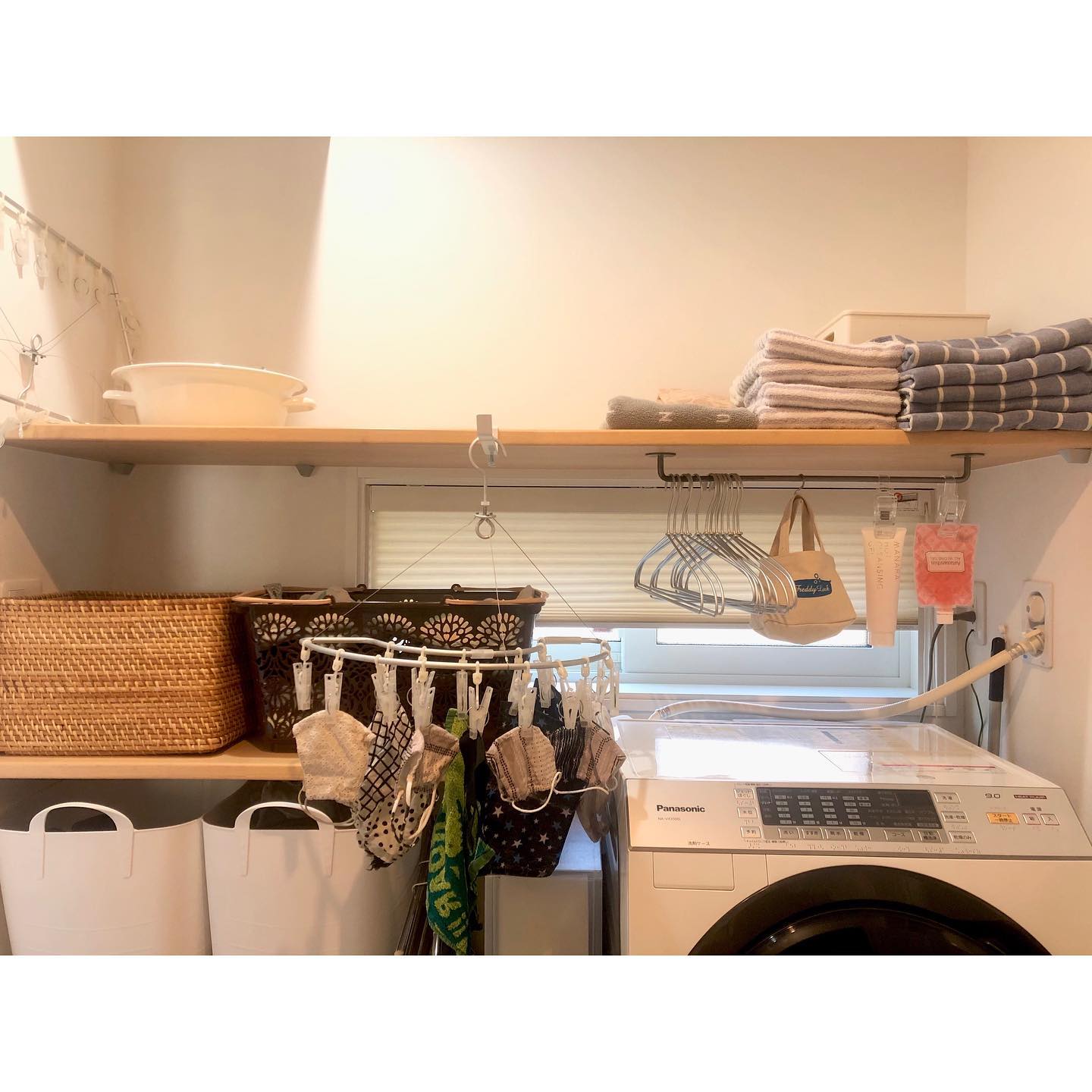 【おすすめ商品】お部屋の隅がクローゼットに!! 3段フック付き　ブラック おすすめ商品】お部屋の隅がクローゼットに!! 3段フック付き ブラック